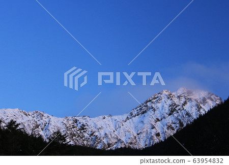 白雪皚皚的八嶽山脈在夕陽下閃耀的赤岳溫泉 白雪皚皚的八嶽山脈在夕陽下閃耀的赤岳溫泉 63954832
