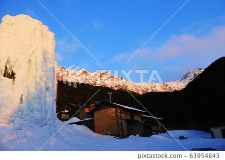 Snow Yatsugatake Akadake Spa Ice candy and Yatsugatake mountain range that shine in the setting sun Snow Yatsugatake Akadake Spa Ice candy and Yatsugatake mountain range that shine in the setting sun 63954843