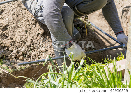 Plumber who plumbs water pipes Plumber who plumbs water pipes 63956839