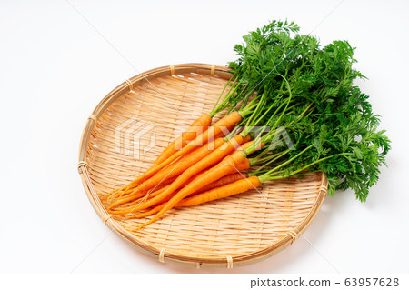 Mini carrot with leaves 63957628