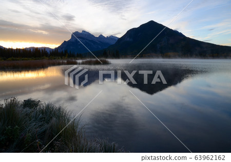 秋天的加拿大落基山脈硃砂湖和蘭德山脈在晨霧中(加拿大班夫國家公園) 秋天的加拿大落基山脈硃砂湖和蘭德山脈在晨霧中(加拿大班夫國家公園) 63962162