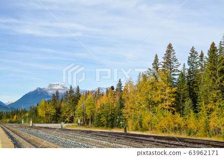 秋季加拿大落基山脈:黃班夫站和喀斯喀特山脈(加拿大艾伯塔省班夫國家公園) 秋季加拿大落基山脈:黃班夫站和喀斯喀特山脈(加拿大艾伯塔省班夫國家公園) 63962171
