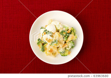 Broccoli and cauliflower salad 63963680