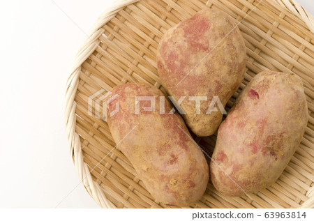 Red potatoes with soil Red potatoes with soil 63963814