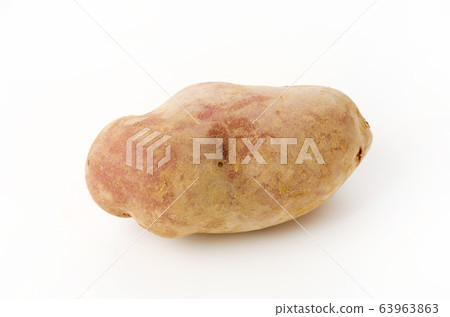 Red potatoes with soil Red potatoes with soil 63963863