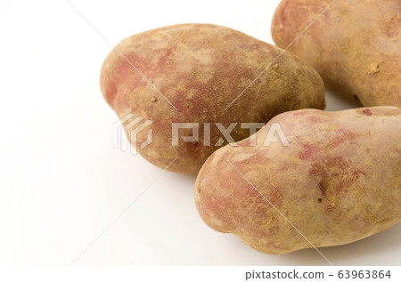 Red potatoes with soil Red potatoes with soil 63963864