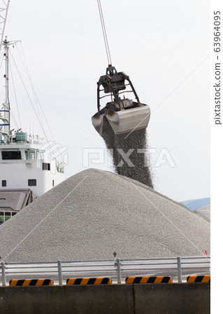 去除碎石的腸船。 63964095