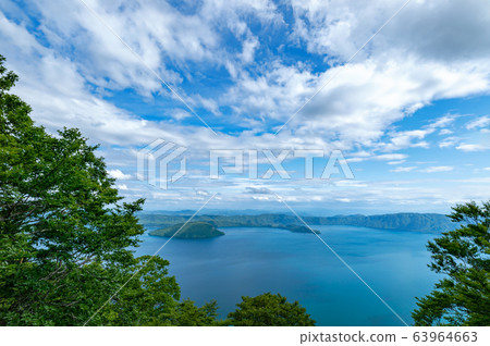 [青森縣十和田湖]從山上看到的十和田湖的夏天。 63964663