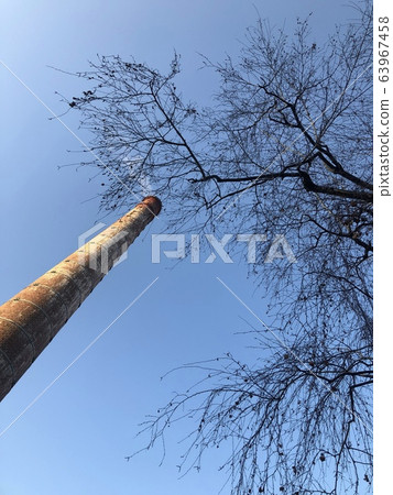藍煙囪和樹木 藍煙囪和樹木 63967458