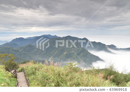 在黑暗的時候,大海和雲海之間的連續山峰,大海的自卑,一片蜞片和美麗的盡頭。 在黑暗的時候,大海和雲海之間的連續山峰,大海的自卑,一片蜞片和美麗的盡頭。 63969918