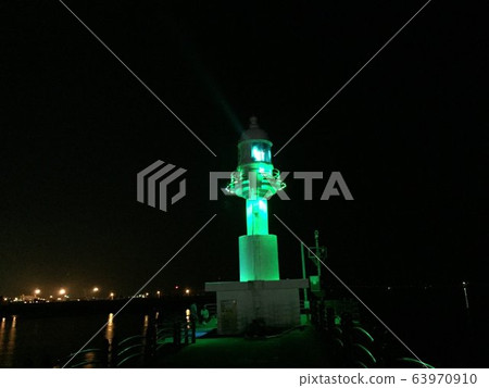 燈塔美麗的綠光夜景 63970910
