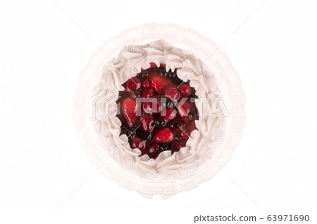 Berry cake with air vanilla cream in package 63971690