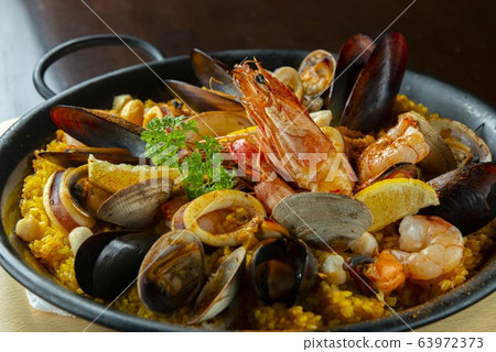 Paella cuisine 63972373