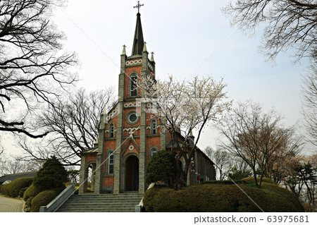 貢塞里大教堂的春天與天主教 63975681