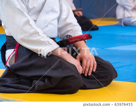 Man sitting on the tatami with japanese sword 63976455