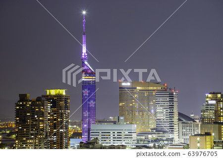 美麗的福岡夜景福岡塔在櫻花照亮 美麗的福岡夜景福岡塔在櫻花照亮 63976705