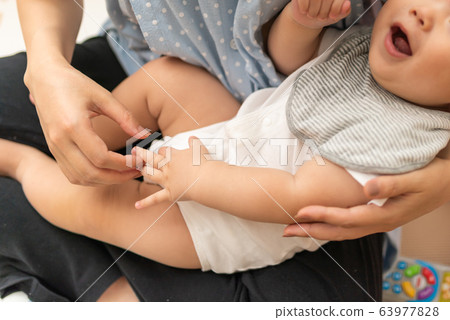 擁抱 育兒 嬰兒 63977828