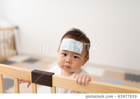 forehead, febrifuge, younger 63977839