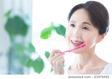 中年女人美容牙科保健 中年女人美容牙科保健 63978495