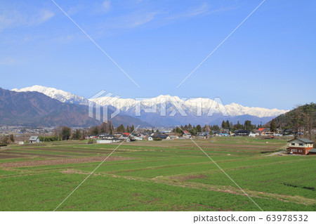 信濃大町的春季鄉村和北阿爾卑斯山 63978532