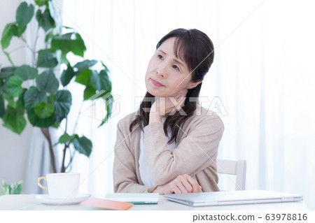 Middle women trouble 63978816