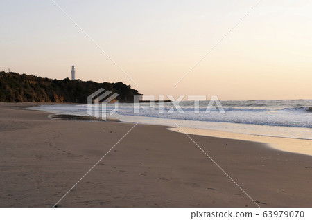 沙灘風光與日出時的燈塔 63979070