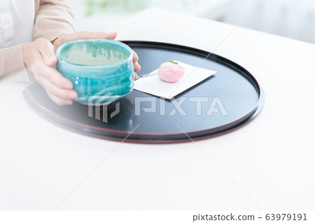 中年女子手日本糖果 63979191