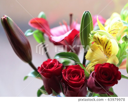 迷你束玫瑰和百合花 迷你束玫瑰和百合花 63979978