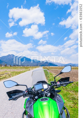 Bike touring (Azumino in early spring) 63981052