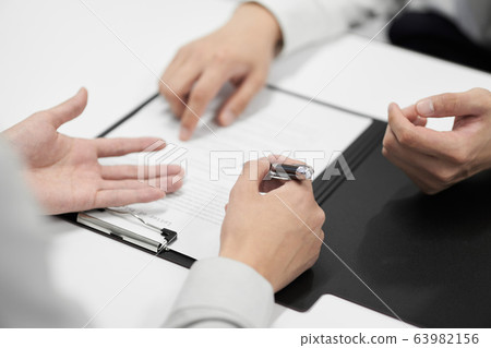 日本男性商人檢查合同的內容 日本男性商人檢查合同的內容 63982156