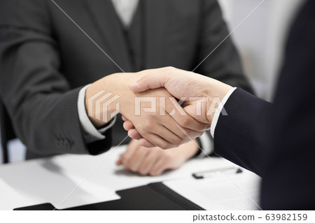 日本男性商人在交易上握手 63982159