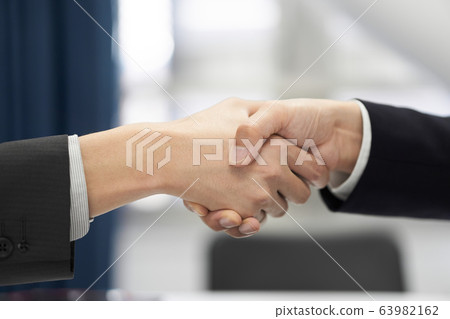 日本男性商人在交易上握手 63982162