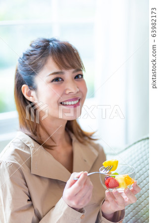 零食時間的女人 零食時間的女人 63982173