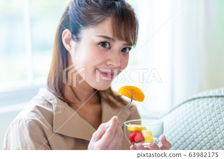 零食時間的女人 零食時間的女人 63982175