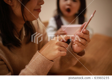 Mother who is obsessed with smartphone operation 63983235