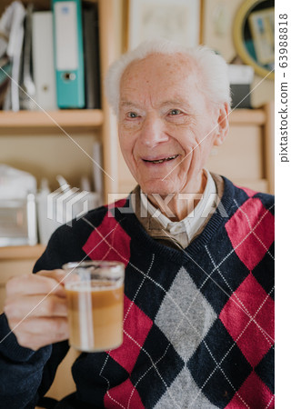 Portrait of happy senior drinking coffee 63988818