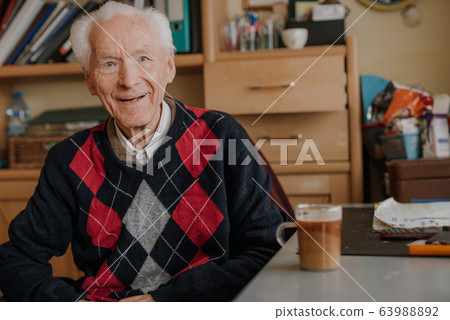 Portrait of happy senior drinking coffee 63988892