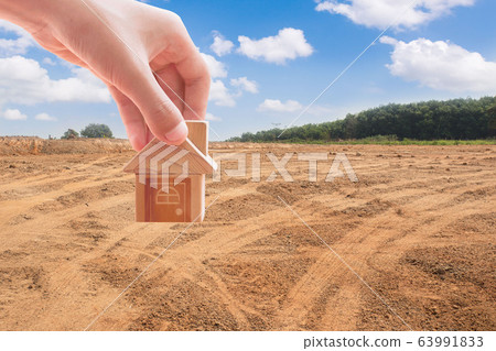 House symbol with location pin and Empty dry 63991833