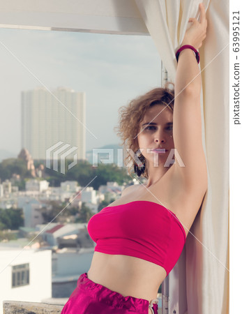 Fashion style portrait of a beautiful woman Fashion style portrait of a beautiful woman 63995121