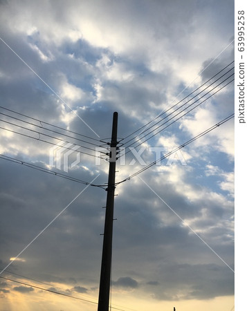 冬天的天空和電線桿 冬天的天空和電線桿 63995258