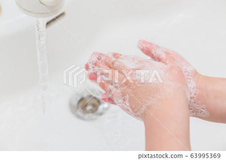 一個孩子洗手 一個孩子洗手 63995369