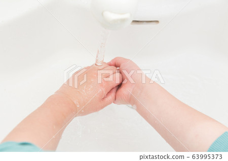A child washing hands 63995373