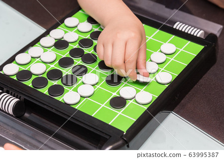 Kids playing Othello 63995387