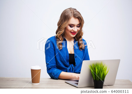 Business woman working at the computer in the office 64000311
