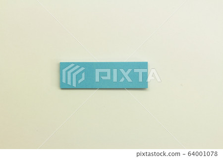 Light blue sticky note 64001078