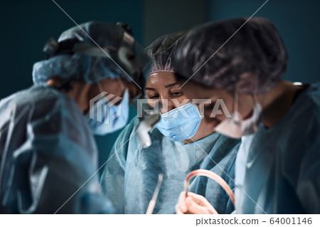 A team of surgeons fights for life during lung surgery, pneumonia and tuberculosis, the struggle for life, modern medicine. Fight against the virus 64001146