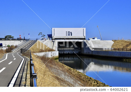 Sluice gate separating Sadayama Canal and Nanakita River 64002621
