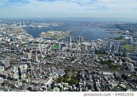 橫濱港和東神奈川站的鳥瞰圖 64002856