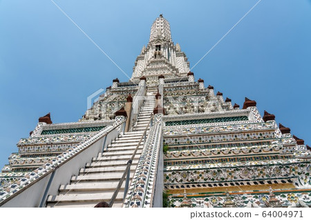 Wat Arun steeple 64004971