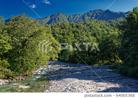 金贊達拉附近的Kitanomata河和Arasawadake山脊線 64005368